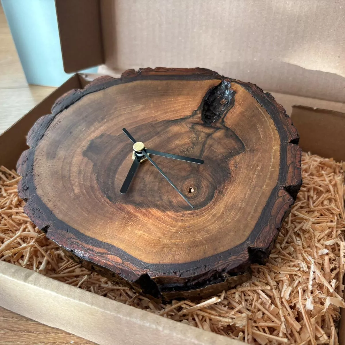 Zegar z plastra drewna orzecha Driftwood