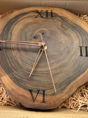 Zegar ścienny z orzecha Driftwood "Czas z duszą"