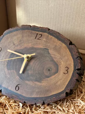 Zegar kominkowy z plastra drewna orzecha Driftwood