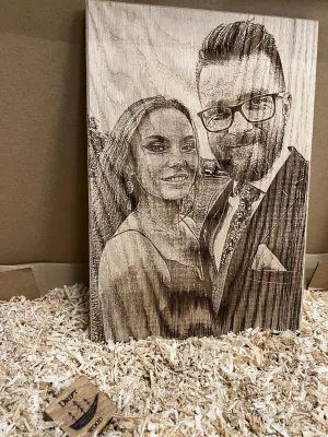 Portret grawerowany na drewnie na bazie Twojego zdjęcia –  Driftwood