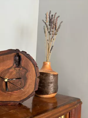 Zegar z plastra drewna orzecha Driftwood