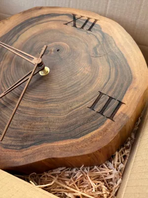 Zegar ścienny z orzecha Driftwood "Czas z duszą"