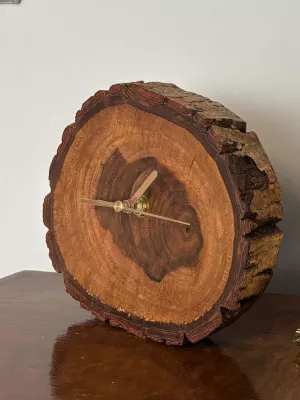 Zegar kominkowy z plastra drewna orzecha Driftwood