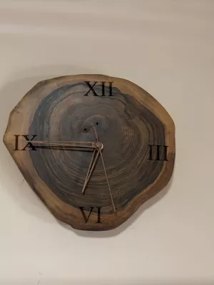 Zegar ścienny z orzecha Driftwood "Czas z duszą"