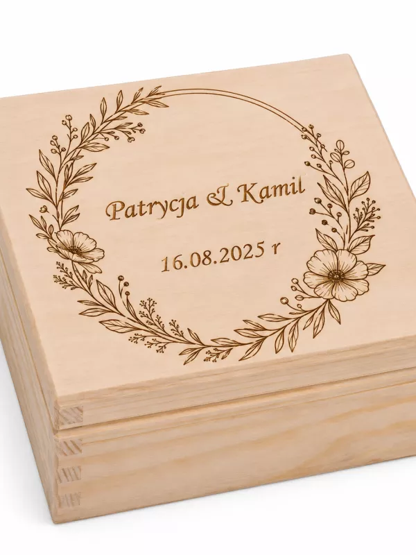 Produkt Drewniane pudełko ślubne z grawerem – personalizowane, 16 × 16 cm - W2 Zdjęcie