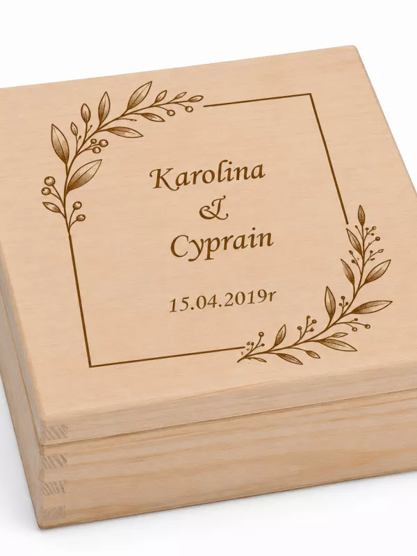 Produkt Drewniane pudełko ślubne z grawerem – personalizowane, 16 × 16 cm pamiątka ślubna W5 Zdjęcie