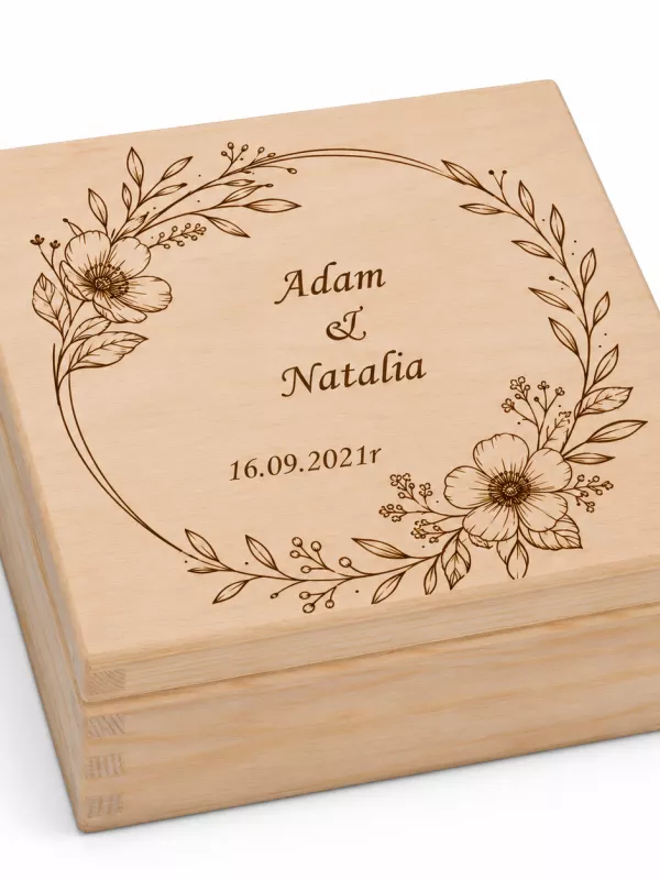Produkt Drewniane pudełko ślubne z grawerem – personalizowane, 16 × 16 cm pamiątka W4 Zdjęcie